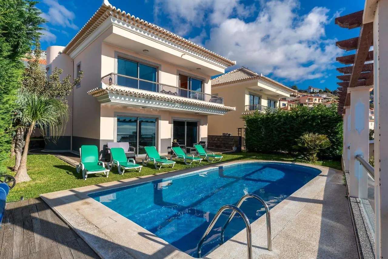Επικοινωνία με το Villa Longueira